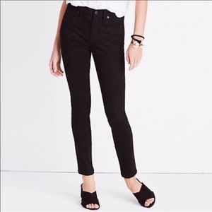 9" Mid-Rise Skinny Jeans in ISKO Stay Black